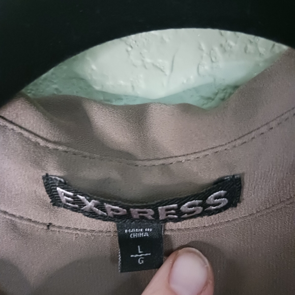 EXPRESS!!!👏💗 LIKE NEW BUTTON DOWN BLOUSE IN MAUVE. - Picture 3 of 3